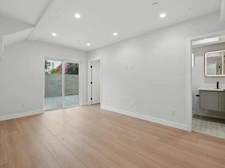 8236 1/2 Blackburn Ave — Photo 16