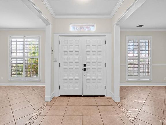 2nd image of 3501 Plazas Del Lago Dr