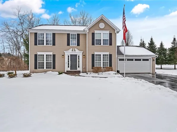 3194 Greenleafe Dr, Lysander, NY 13135