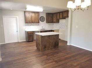 506 E 6th St, Cameron, TX 76520