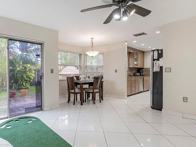 9730 SW 11th St #9730 — Photo 5