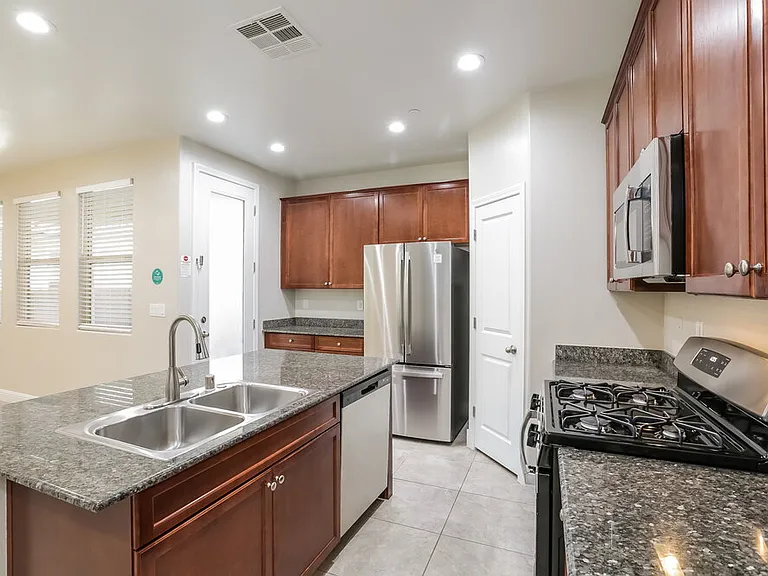 10115 Mayflower Bay Ave — Photo 8