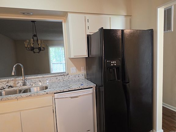 4th image of 17 Lindsay Ln