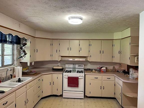 2nd image of 203 E Clearwater St