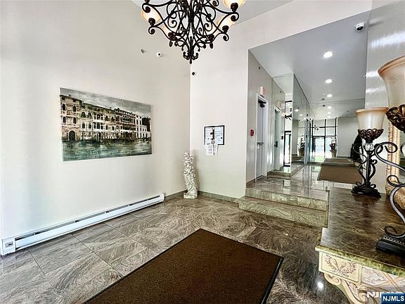 3rd image of 547 Gorge Rd APT 4B