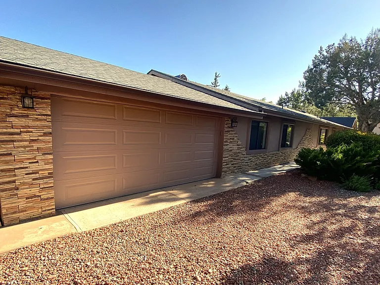 2285 Sanborn Dr — Photo 2