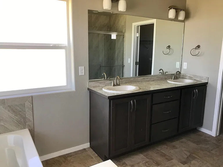 2060 N Oakland St — Photo 3