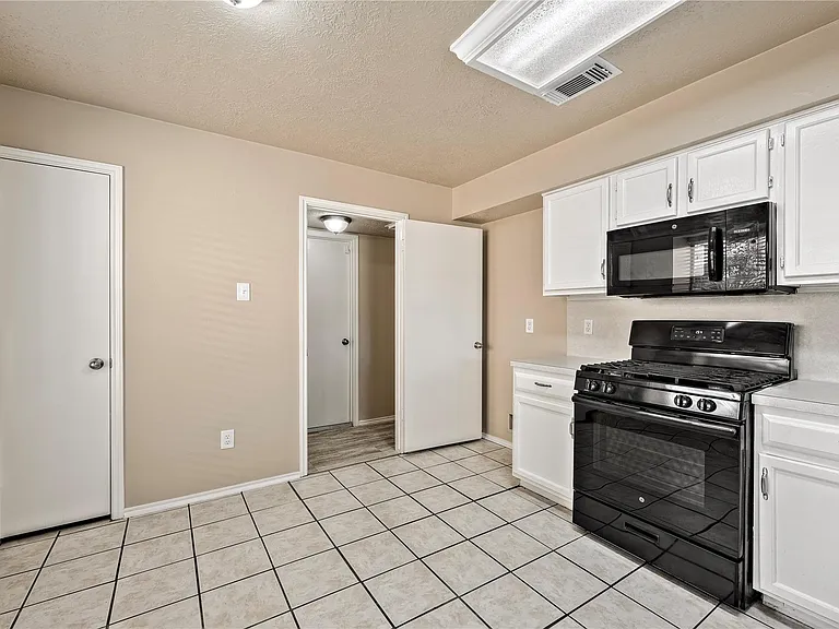 2627 Autumn Springs Ln — Photo 9