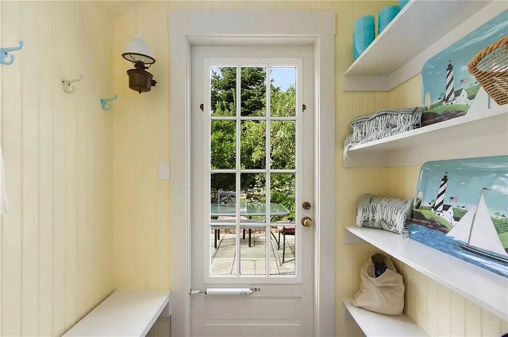 2 bed, 1.0 bath, 1207 sqft, $3,500 — Photo 2