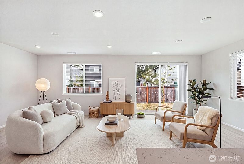 4th image of 19818 135th Avenue E