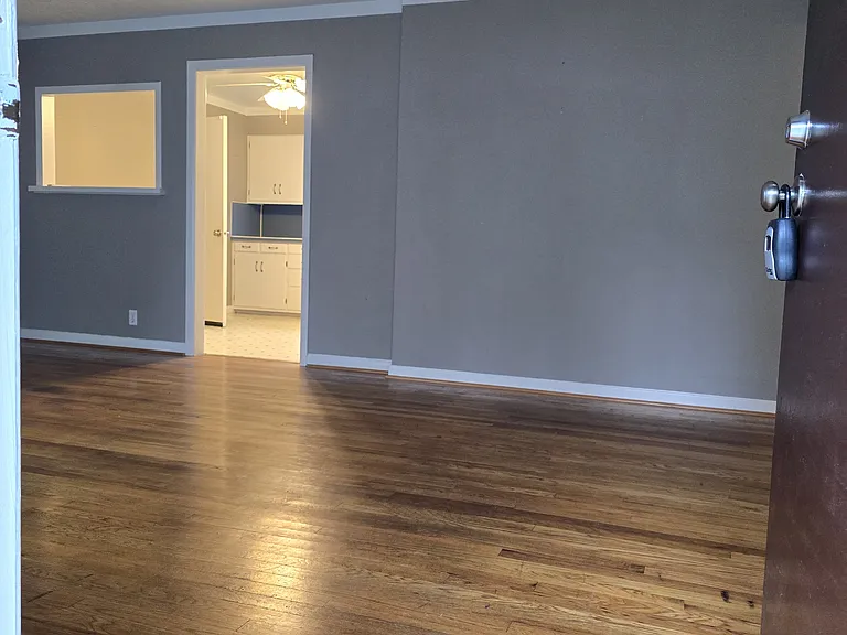 583 Delmar Dr N — Photo 3