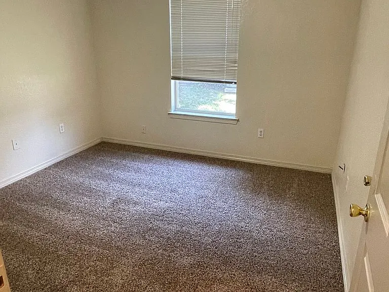 3900 Waterford Way — Photo 4