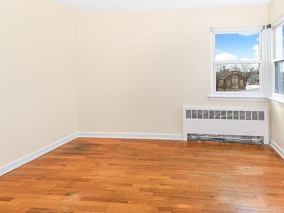 4th image of 27 Lewis Ave