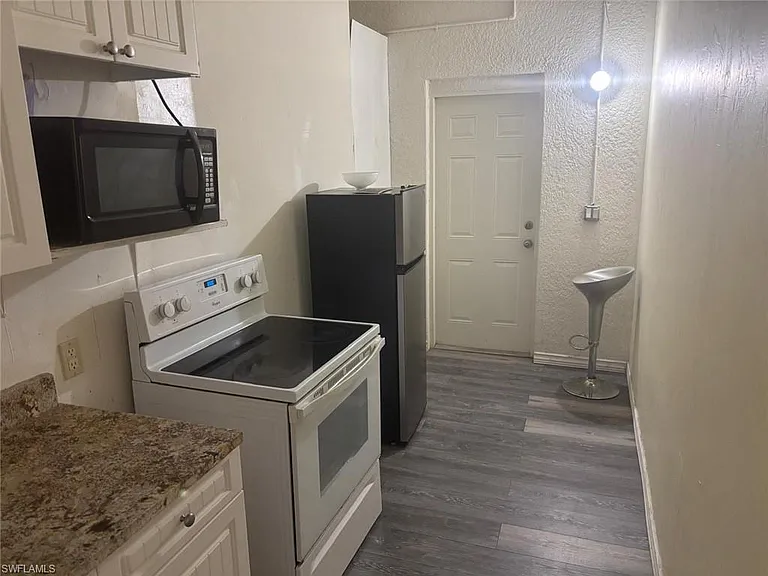 923 Sunrise Blvd — Photo 2
