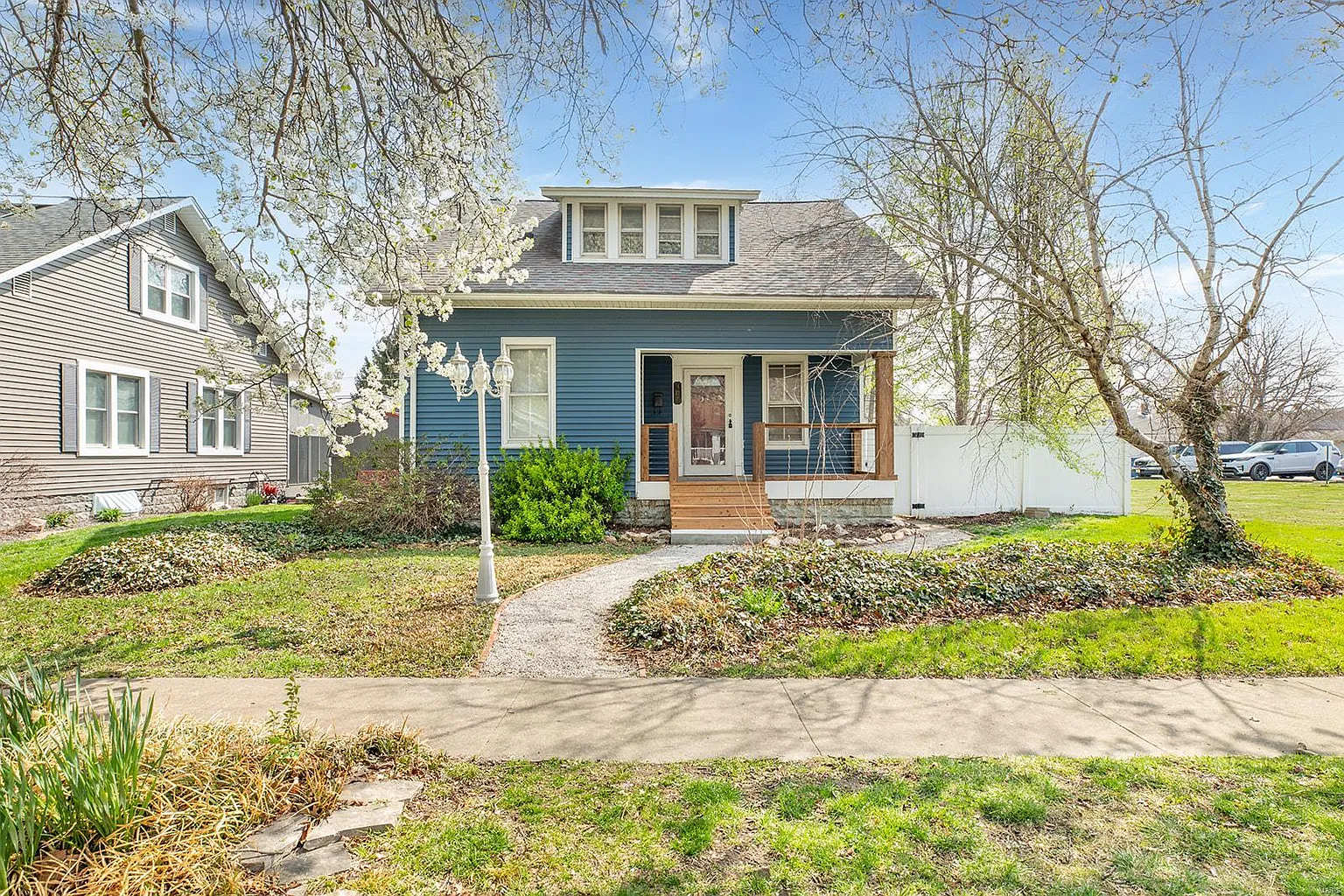 307 S Prairie St photo 1
