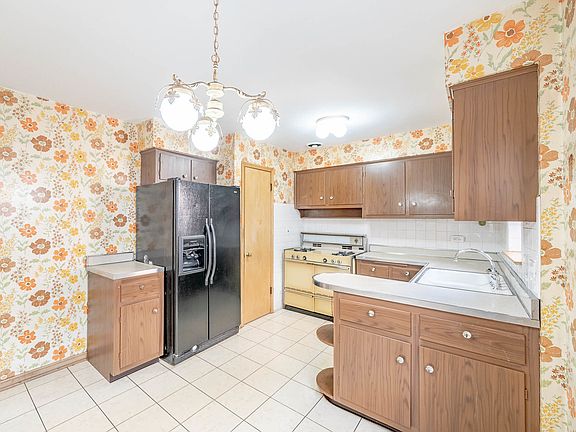 3rd image of 4926 Louise St