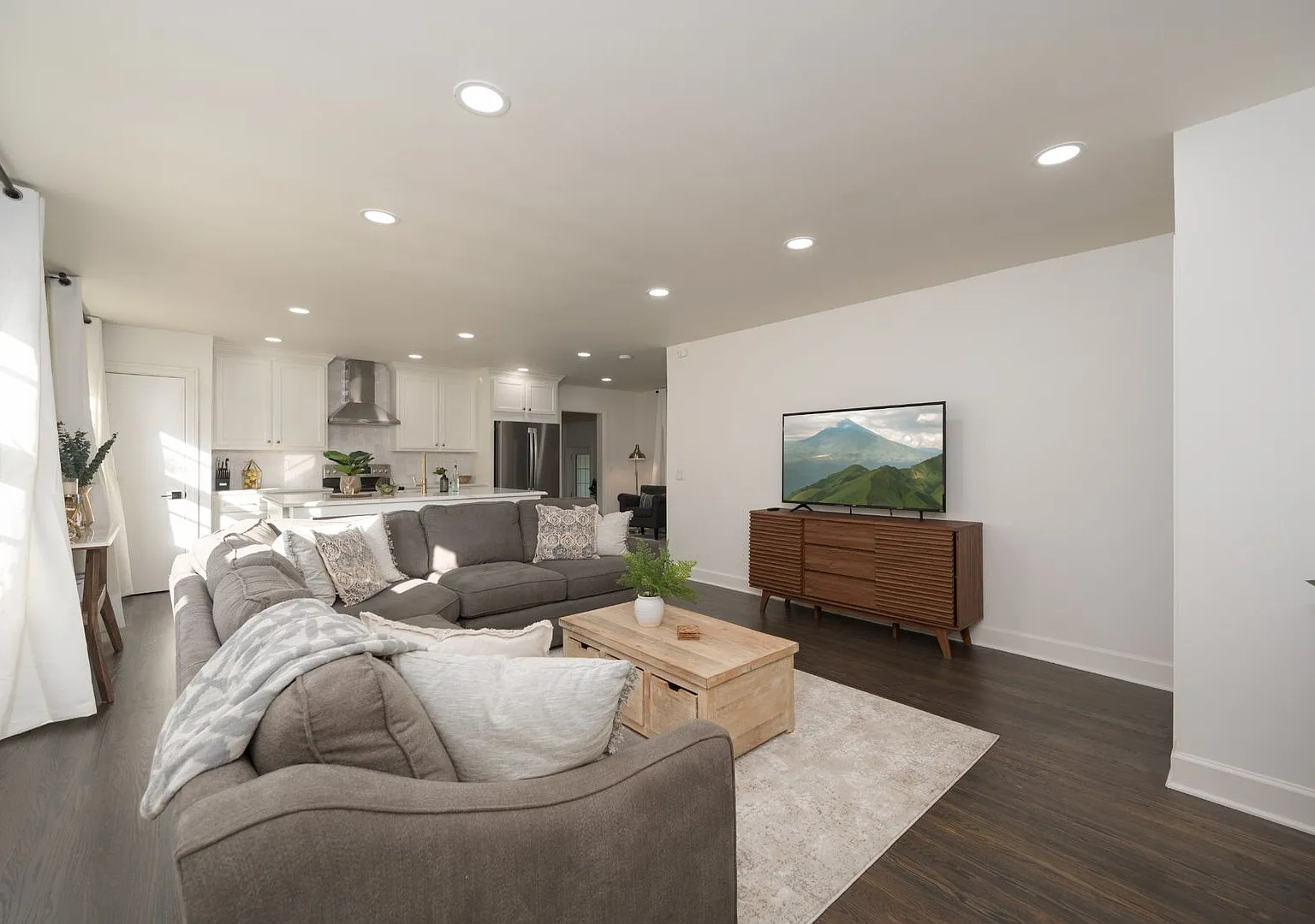 Fully Renovated Single Level Ranch With An Abundance Of Outdoor Space And Parking — Photo 4