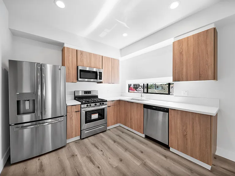 11516 Victory Blvd — Photo 25
