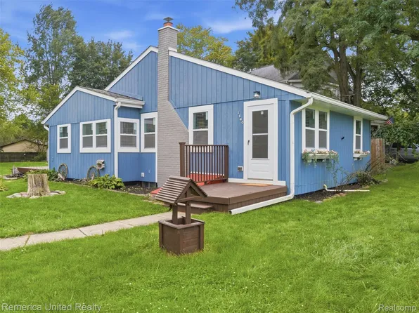 1840 Maxfield Rd, Hartland, MI 48353