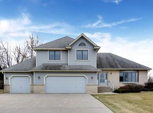 2500 Valley View Ave E, Maplewood, MN 55119