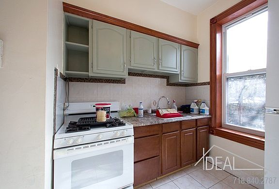 3rd image of 658 Carroll St #2