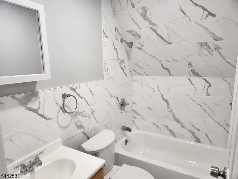 2 bed, 1.0 bath, $1,900 — Photo 4