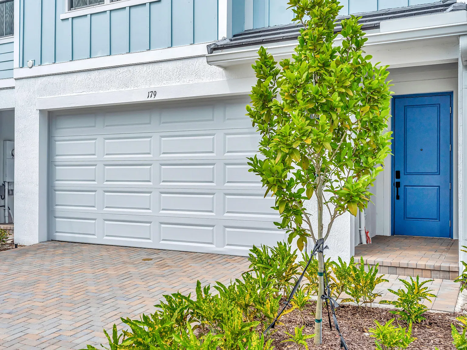 3 bed, 2.5 bath, 1986 sqft, $3,400 — Photo 2