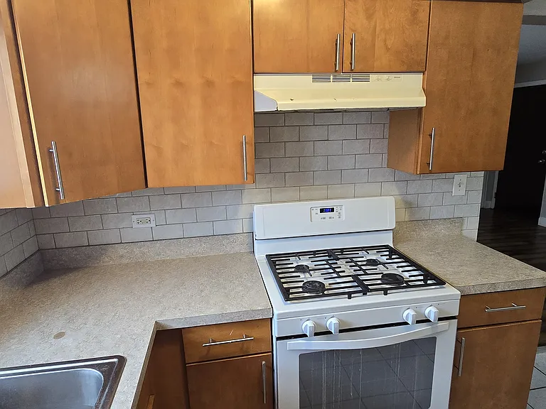 2131 Narcissus Ave #2W — Photo 11