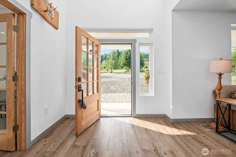 3rd image of 27 Majestic View Lane