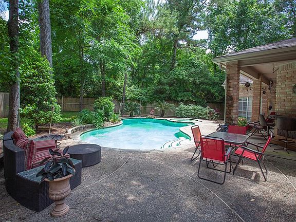 The wide, cul-de-sac setting adjoins a shady, wooded hiking trail...