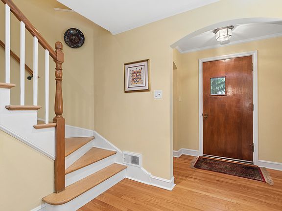 4th image of 630 Perth Ave