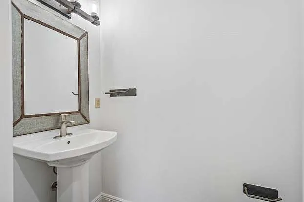 4 bed, 2.5 bath, 2693 sqft, $7,500 — Photo 2