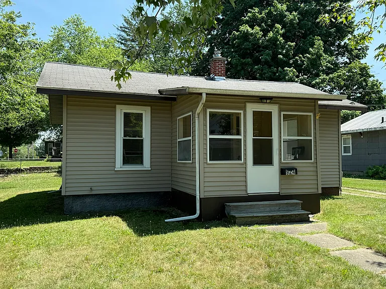 924 Hall St — Photo 2