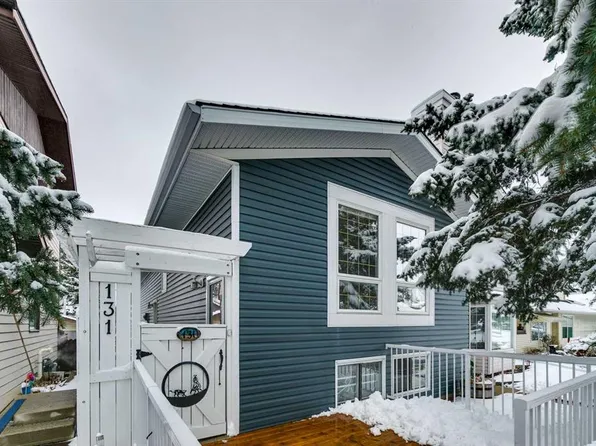 131 W Woodglen Way SW, Calgary, AB T2W 4C8
