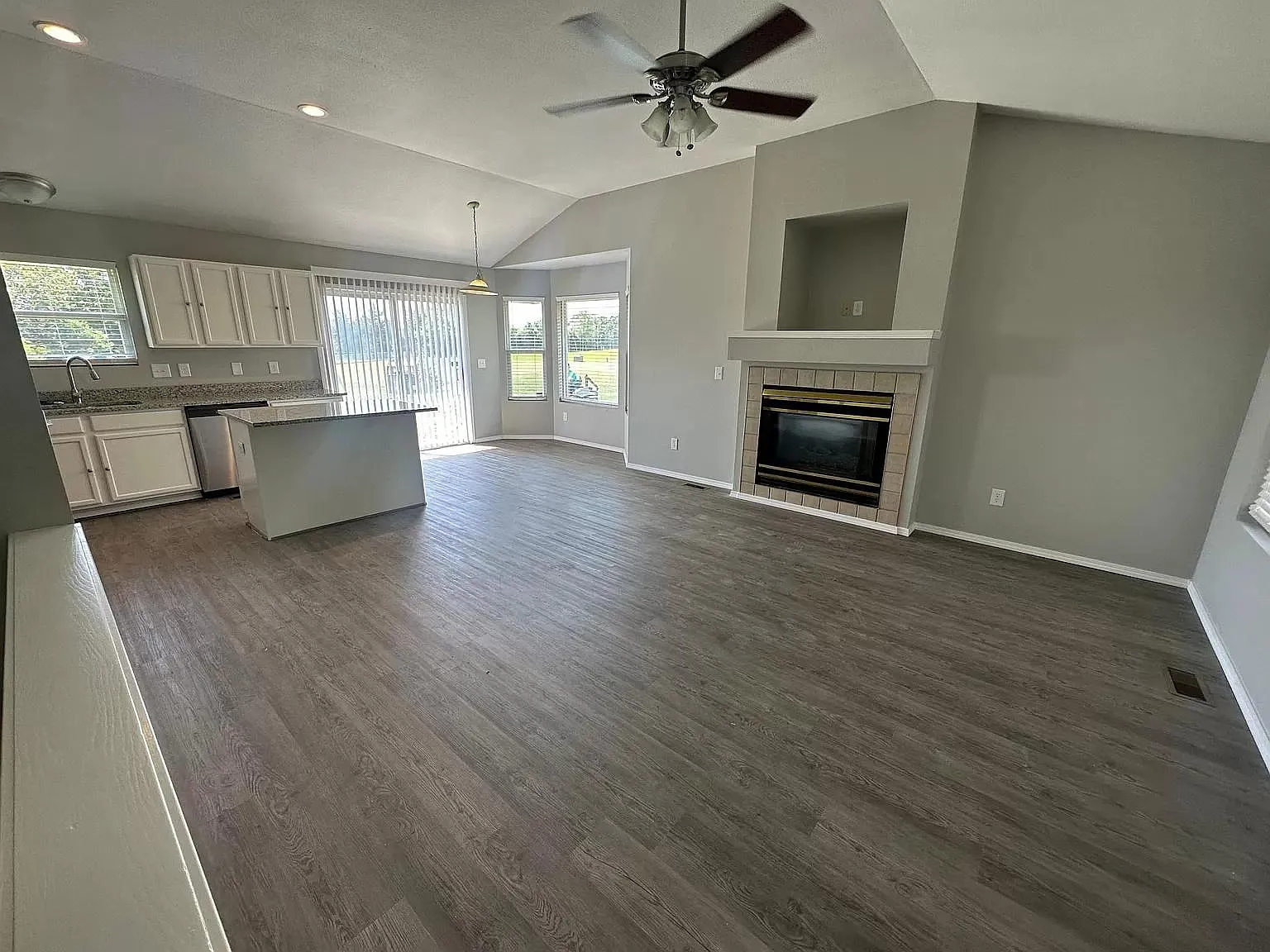 409 W Ellis Ct — Photo 3