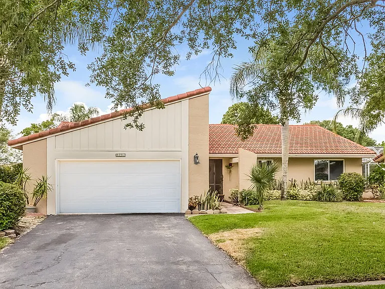 8362 Shadow Wood Blvd — Photo 1