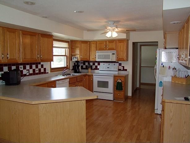 2nd image of 912 Kelvin Rd