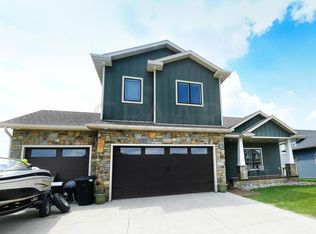 5325 Mac Dr, Grand Forks, ND 58201
