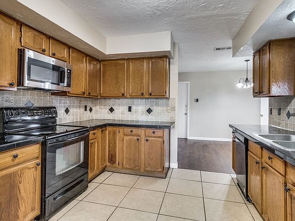 4th image of 1009 Field Trail Dr