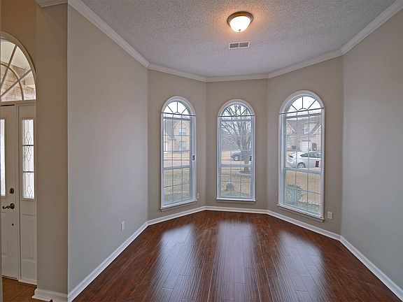 3rd image of 4752 Greybriar Dr