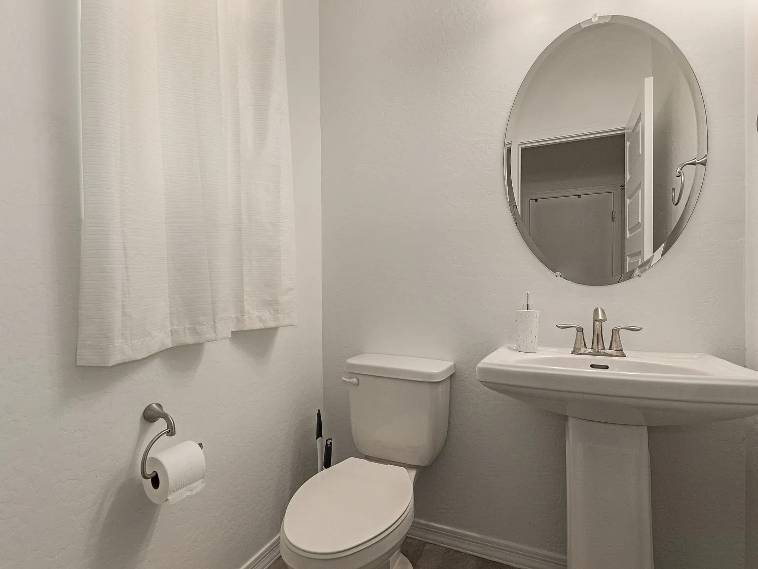3 bed, 1637 sqft, $2,100 — Photo 1