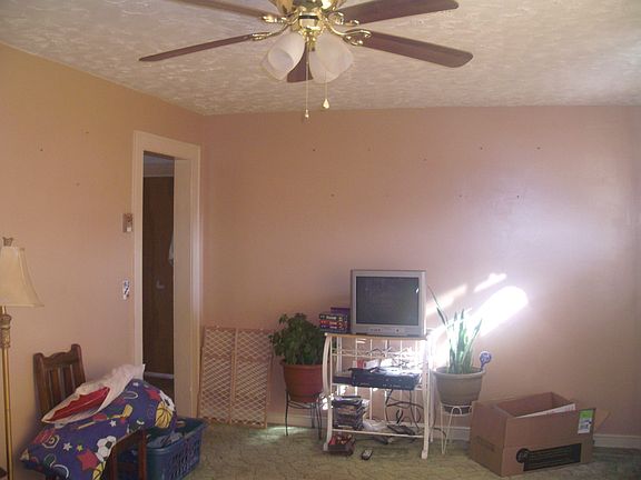 2ND PICTURE OF LIVINGROOM