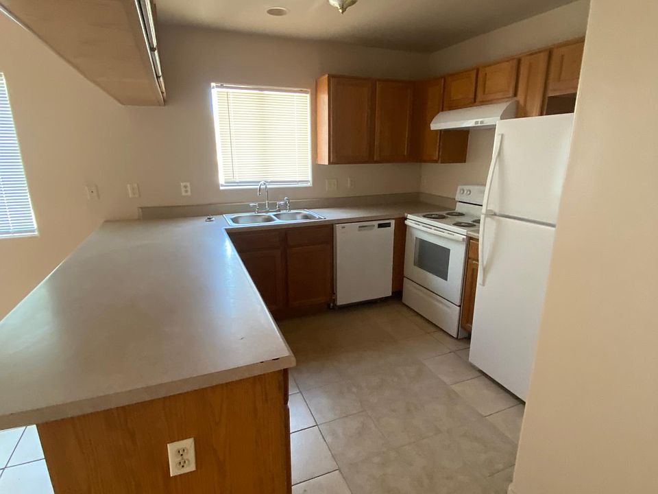 1st image of 3042 N Balboa Ave #2