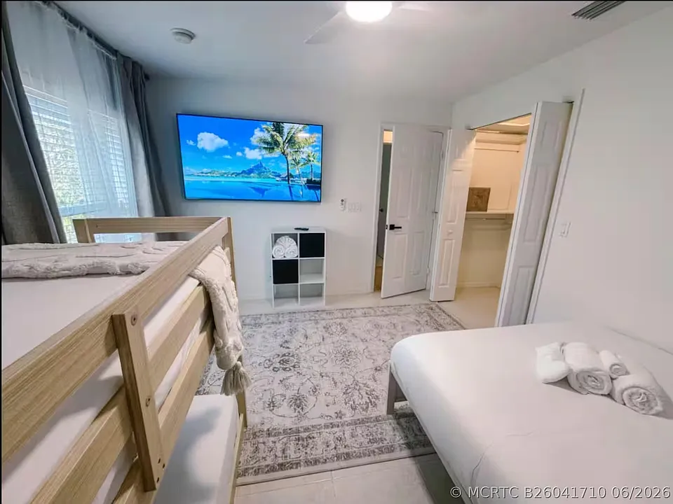 2473 SE Sidonia St