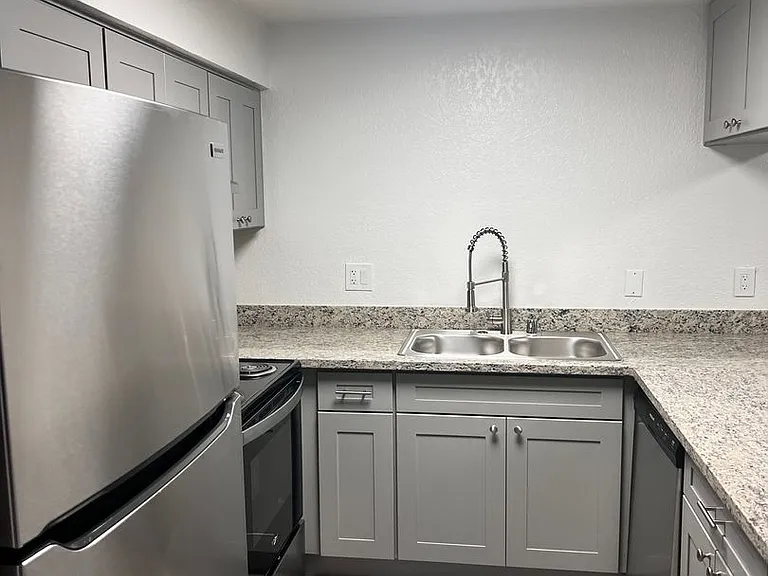 Mesa Verde Apartments — Photo 12