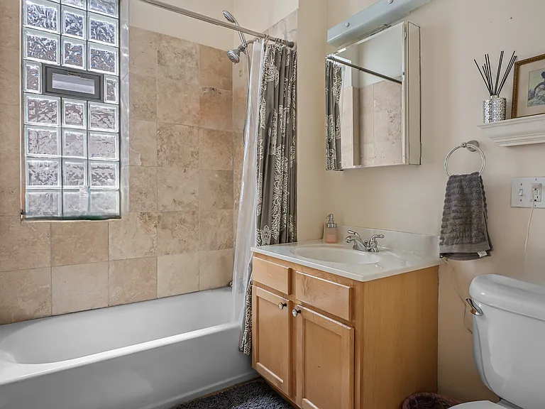 923 W Belle Plaine Ave #2 — Photo 11