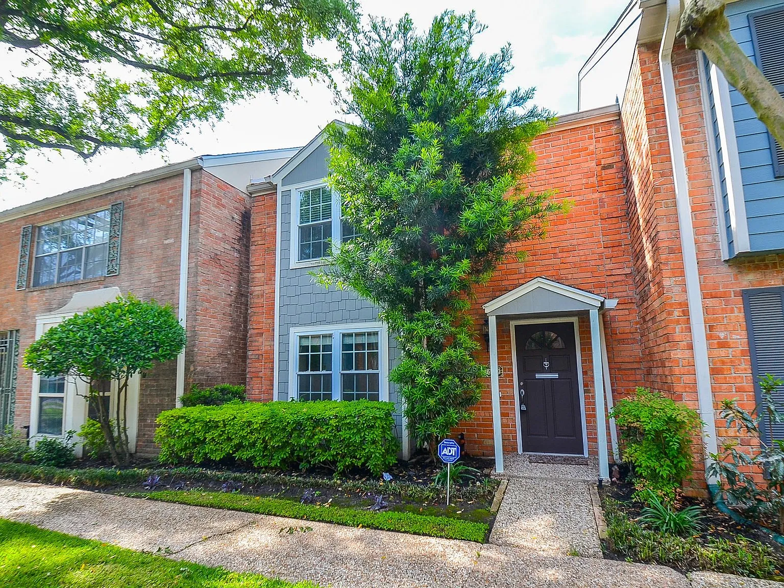 3 bed, 2.5 bath, 1840 sqft, $2,100 — Photo 2