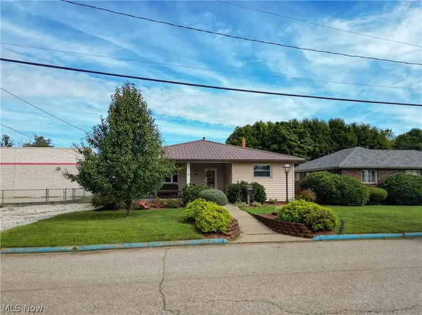203 Fairview Dr, Saint Marys, WV 26170