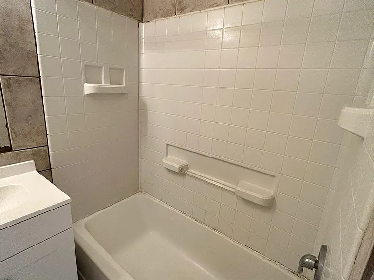 1050 E Ave — Photo 12