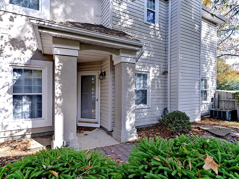 1596 Willow Cv — Photo 2
